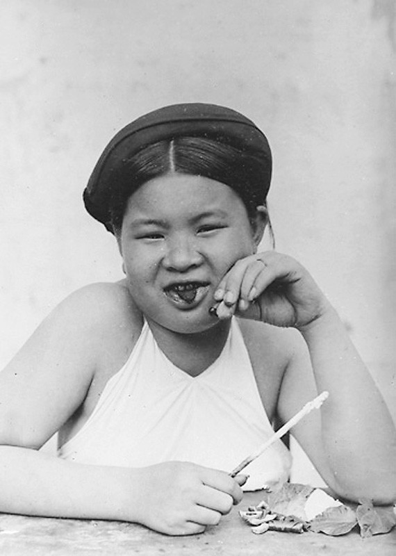 Một cô gái Bắc Kỳ têm trầu và ăn trầu. Ảnh chụp những năm 1921 - 1935.